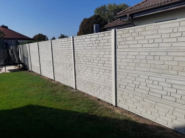 Reference - Betonzaun mit Ziegelmusterstempel