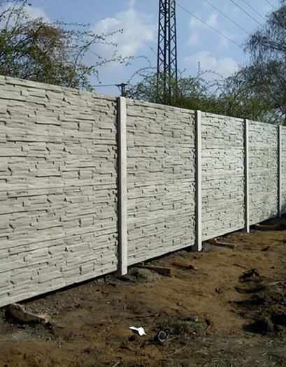 Reference - Betonzaun mit Schotter